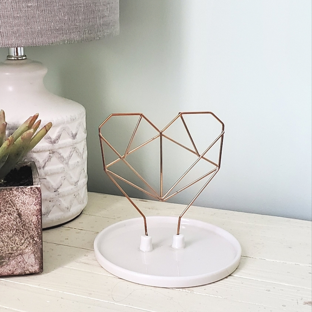 Coxet wire heart ceramic heart jewelry holder by IMM living